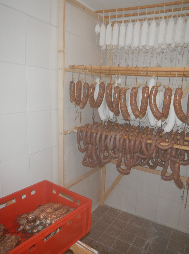 Salamiregal1-Wildwurstladen04klein.jpg