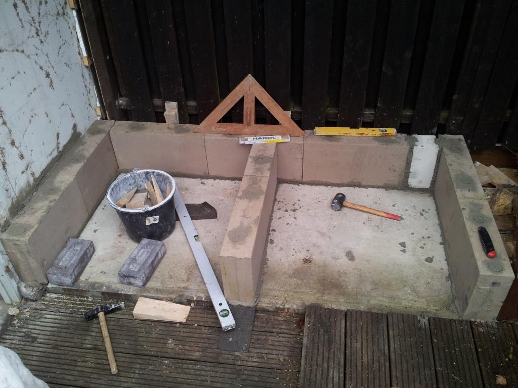 Die erste Reihe gemauert!