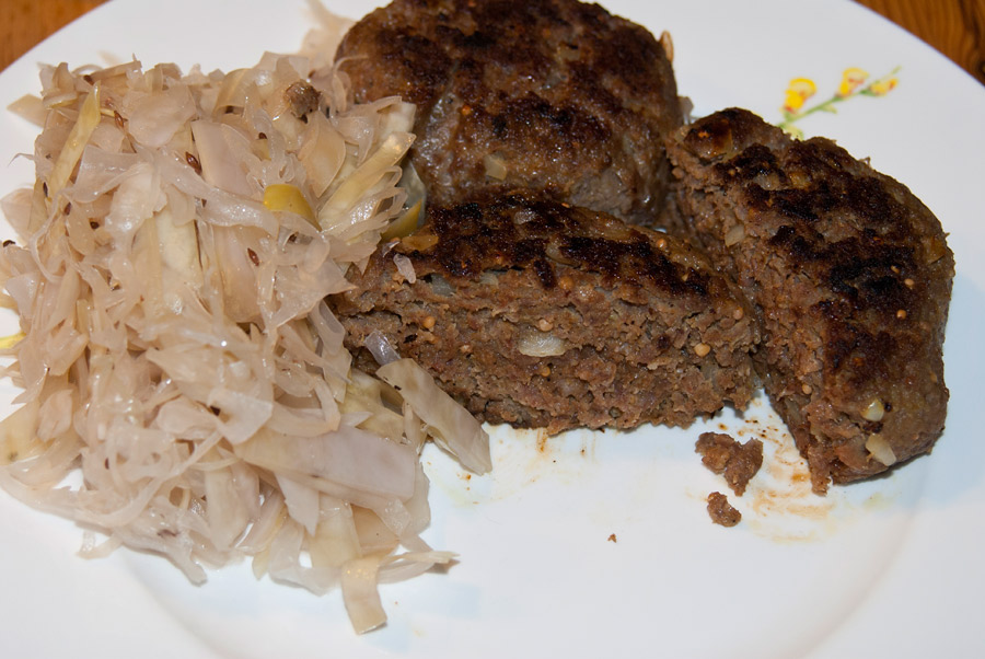 Sauerkrautreste mit Metzgerfrikadellen