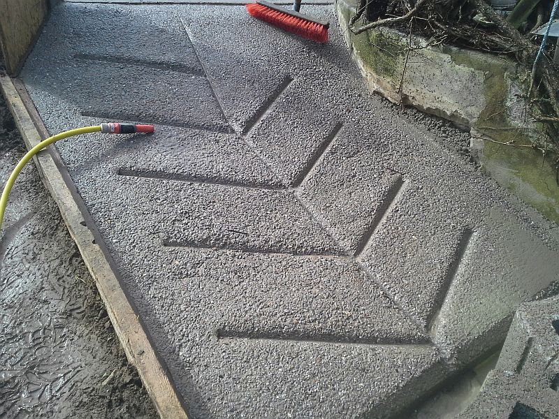 Jetzt ist der Beton angetrocknet , das heißt ordentlich schrubben