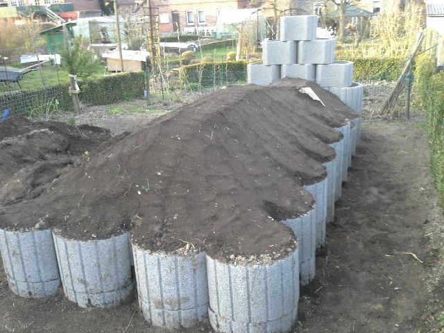 Die aufgesetzten Steine werden noch bepflanzt .