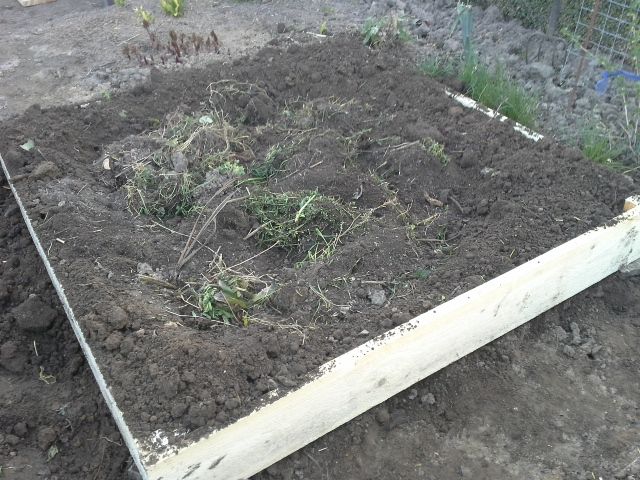 Ganz unten kommen Grasbüschel und sonstiges grobes zum kompostieren rein .