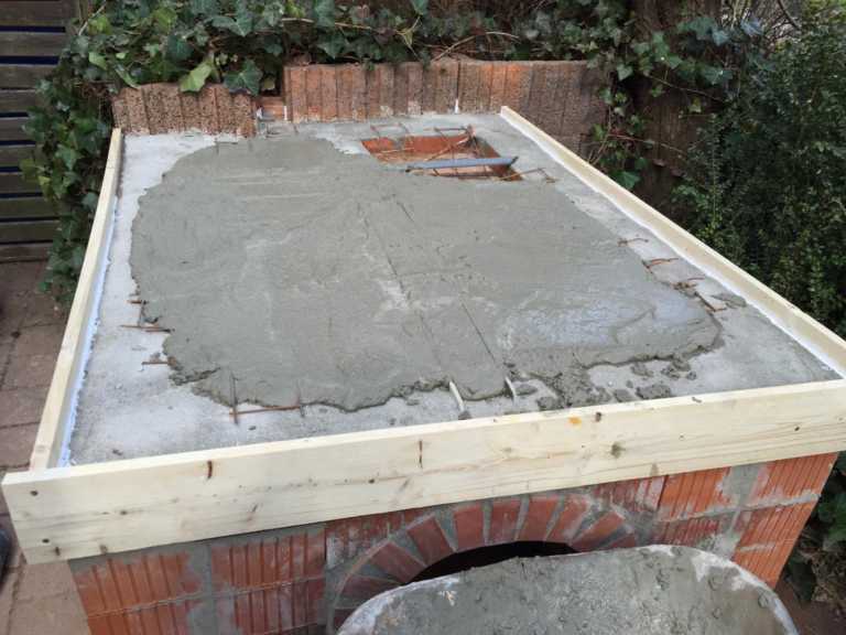 Viel Estrich-Beton musste angerührt und eingebracht werden...