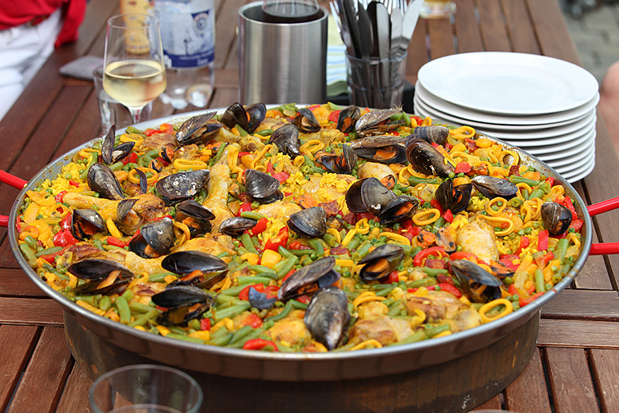 leckere-paella-pfanne-auf-dem-tisch.JPG