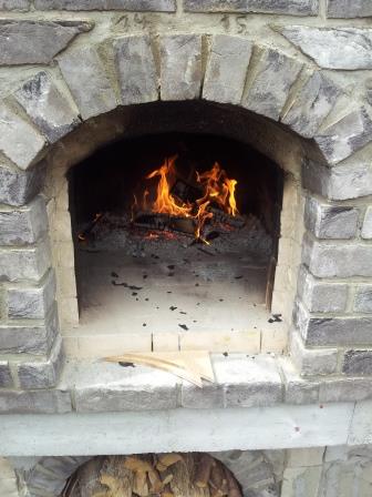 Größeres Feuer, danach auch das Brot gebacken. Die Tür hatte diesen Versuch leider nicht überlebt!