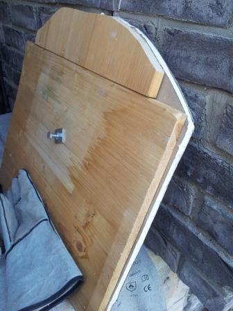 Zweite Provisorische Tür!<br />erste Lage VA- Blech aus der Garage, zweite Lage Regips und dritte äussere Lage Holzbretter!