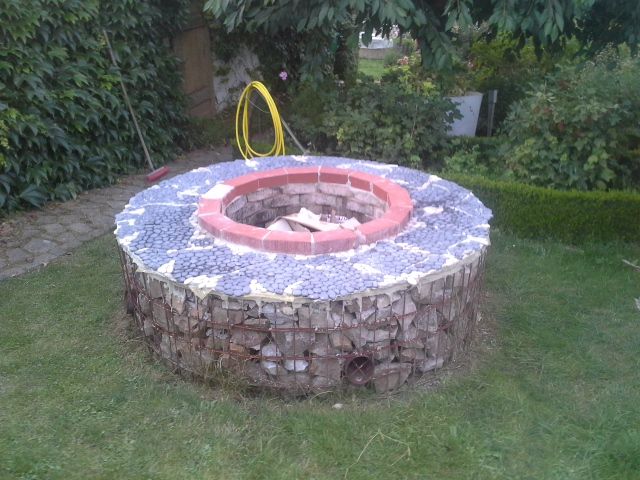 Die Kante wird nach dem Ausfugen und dem durchtrocknen , mit der Flex schön rund gemacht