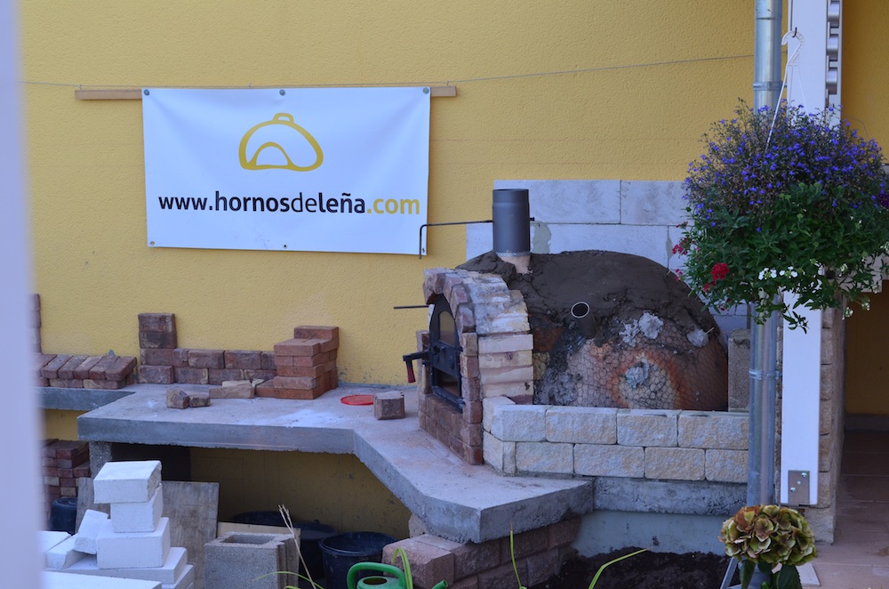 Steinbackofen aussenmauer 1.jpg