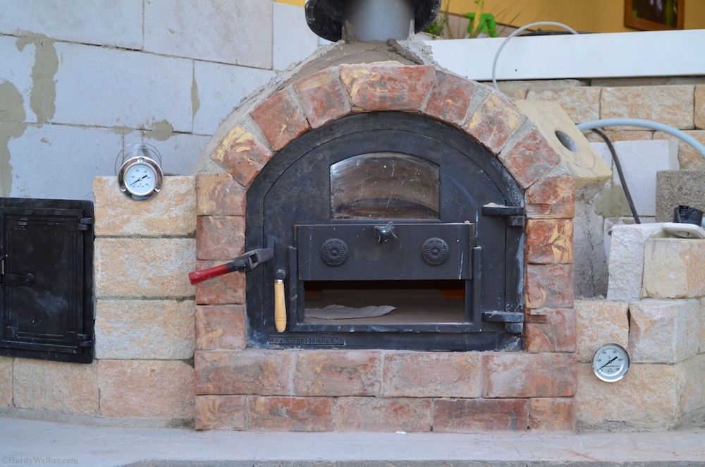 Platz für den Thermometer und die übrige Sonde schaffen im Betonstein