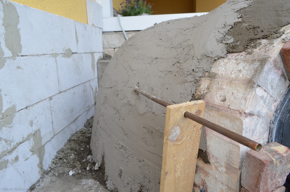 Kupferrohr (Hartkupferrohr) mit Abschlussdeckel wird im oberen Drittel der Kuppel eingelassen und fixiert