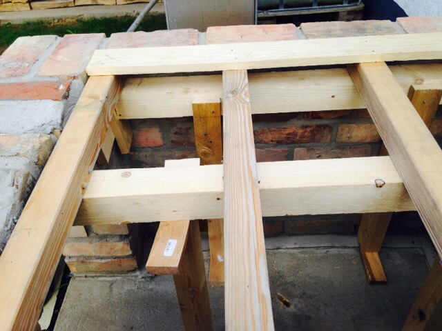 Erstmal Traggerüst mit ausreichender Anzahl und Dimension von Kanthölzern herstellen