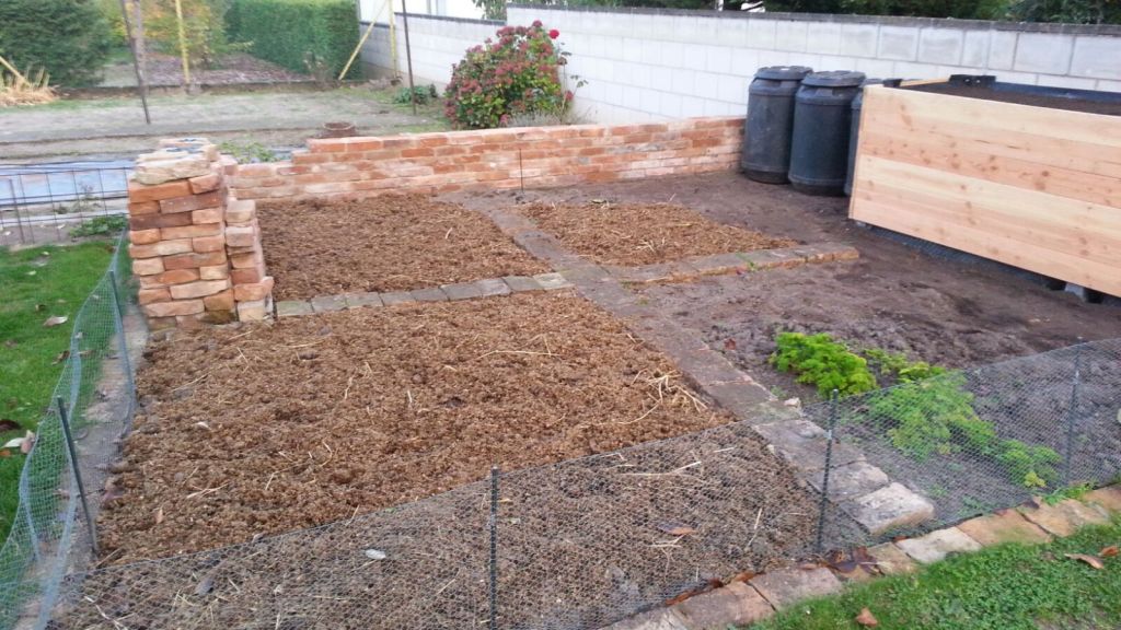 Der Garten ist fast winterfest und darf nun unter einer Schicht Pferdemist ruhen.