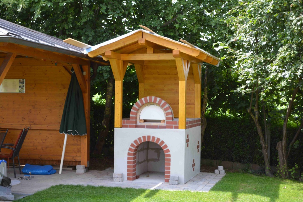 Der Dachstuhl wurde vom örtlichen Zimmerermeister aufgestellt und dann vom örtlichen Spenglermeister mit Kupferblech eingeschlagen.