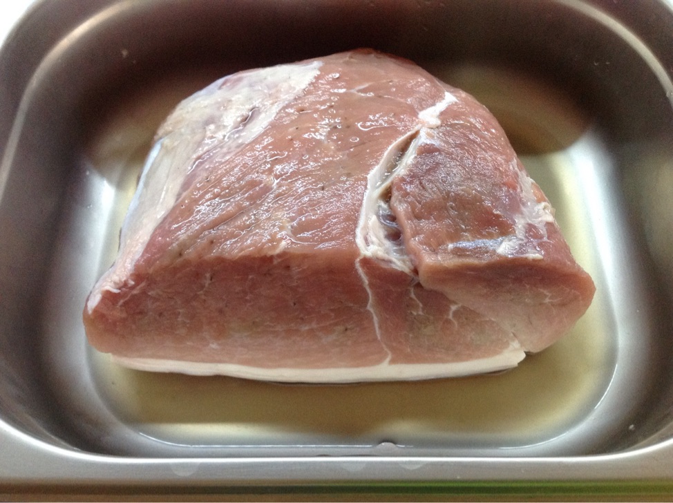 1.500 Gramm Schweinekrusten Braten mit <br />225 Gramm Lake gespritzt