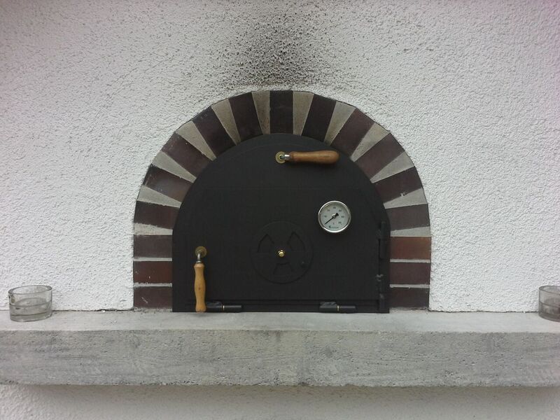 Die Tür habe ich mit hitzebeständigem Ofenspray lackiert.