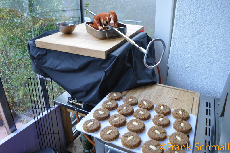 Und ab auf den Grill der Gockel wartet schon heute auch noch vergrillt zu werden