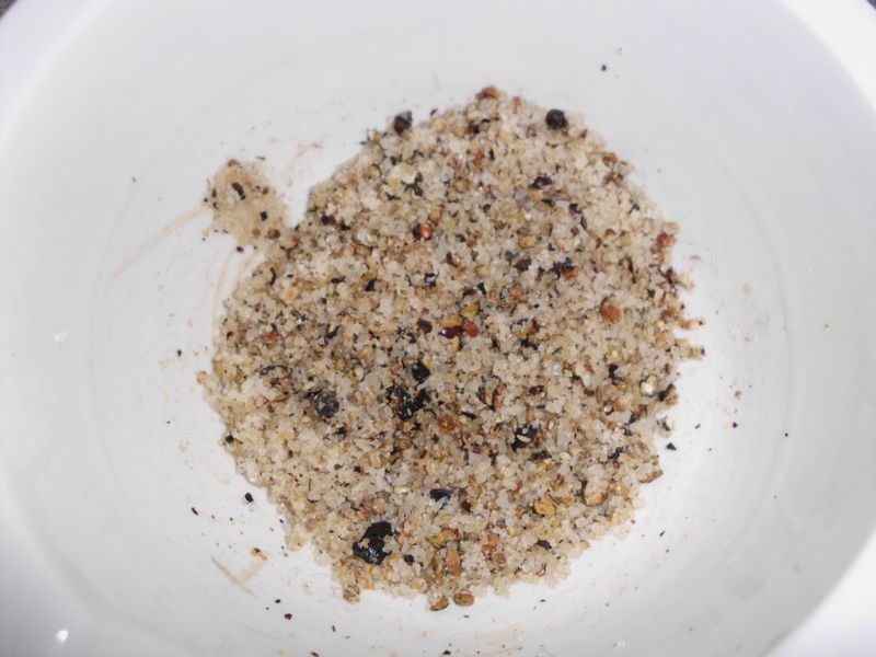 Gewürze im Mörser zerstoßen