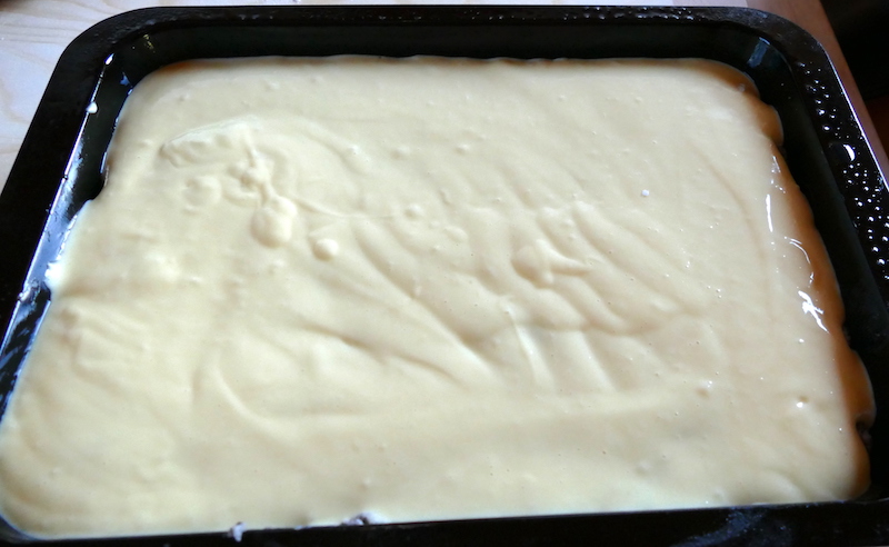 mit Creme Decke, bereit zum backen