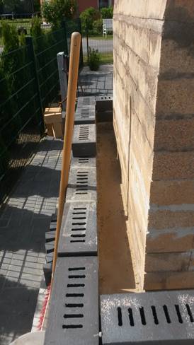 Aussen sollen die Klinker weiter nach oben gemauert werden. Der Zwischenraum zum SBO beträgt ca. 12cm. Hier war ich am bezüglich der Isolierung noch am grübeln. Aber ich denke ich werde ihn nur mit Steinwolle bestücken. Es sei denn es gäbe gute Gründe es anders zu machen. Da würde ich um eine Info bitten.