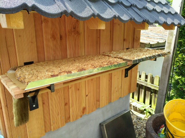 Streuselkuchen mit und ohne Äpfel.