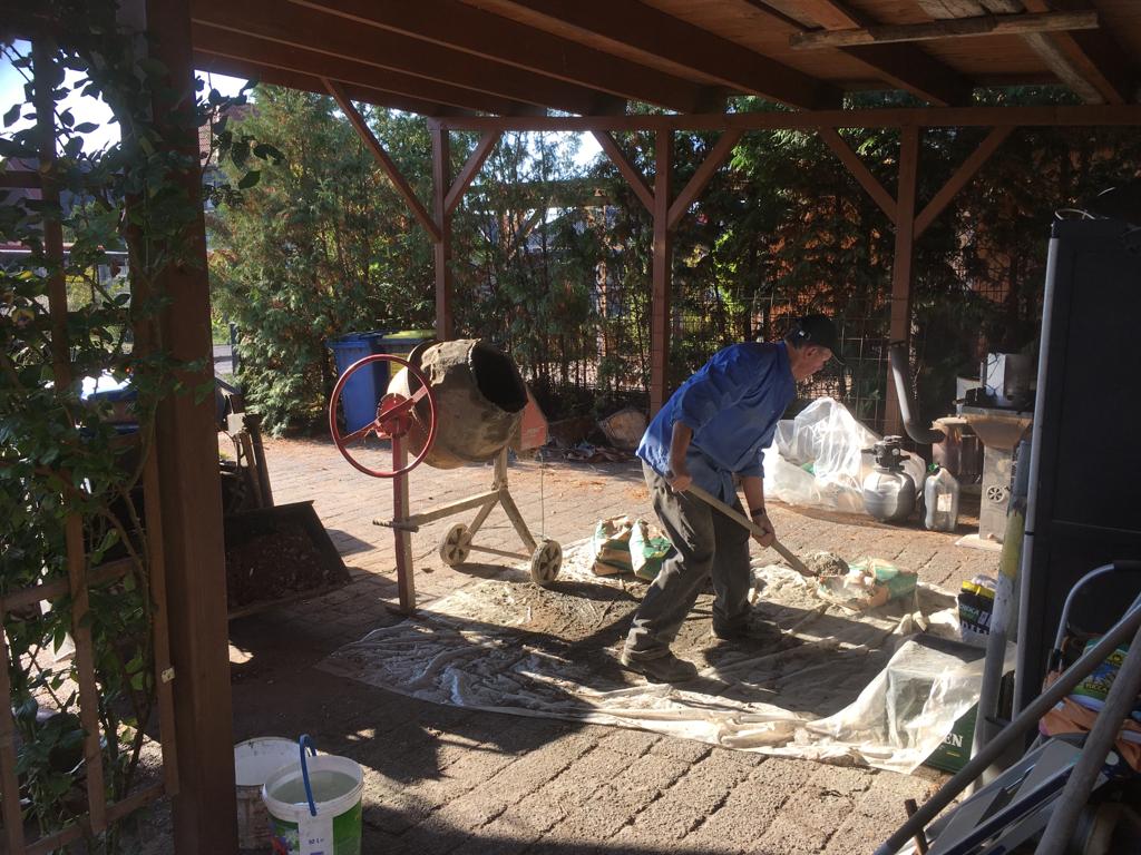 mein Dad beim Beton mischen für Bodenplatte.jpg
