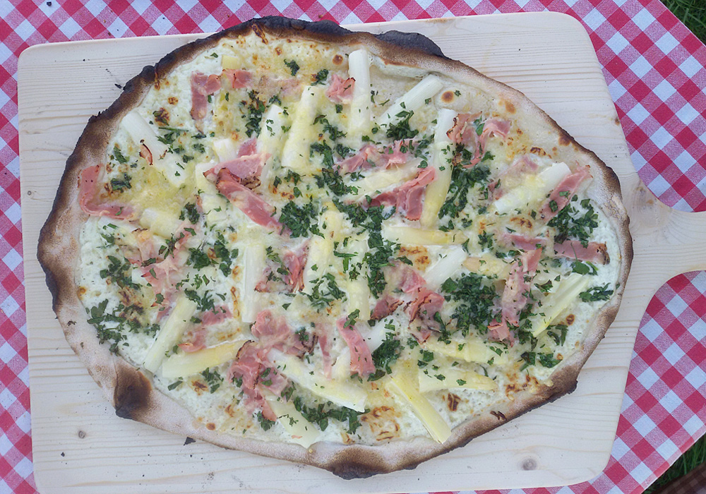 Spargelflammenkuchen.jpg
