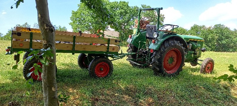 Hier im Einsatz mit frisch restauriertem Anhänger.