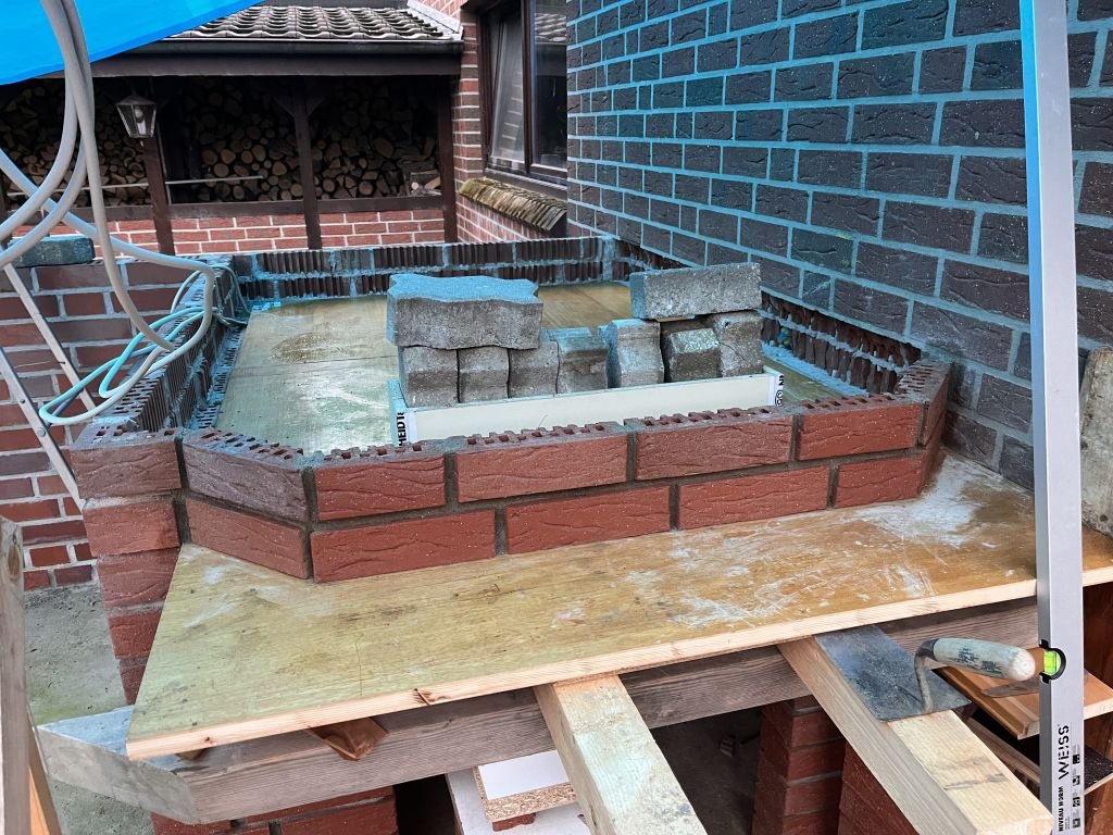 Den Erker haben wir &quot;kalt&quot; auf die Schalung gemauert. Um genügend Stabilität für das Gießen zu erreichen, wurde zusätzlich vor den Klinker noch ein hohes Kantholz geschraubt.