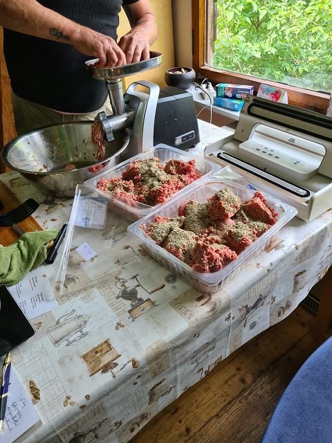 Hier die Hälfte des gekauften Gehacktes, da nach dem Würzen nochmal gewolft wird (1mm Scheibe).jpg