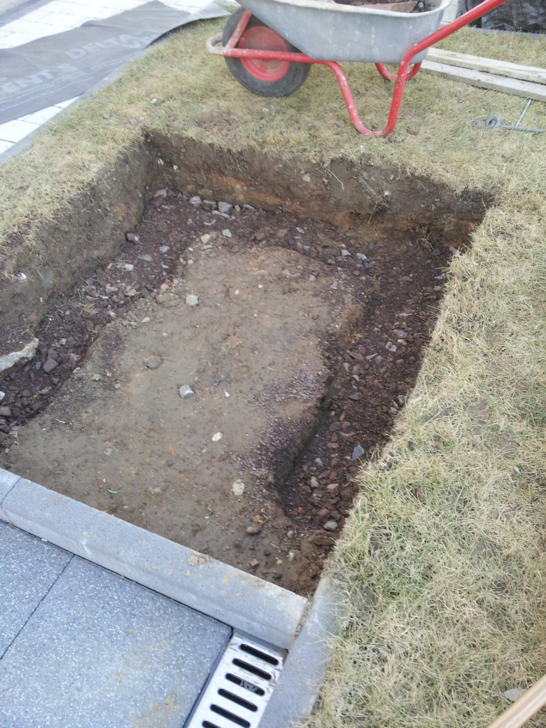 noch ca. 15cm mit Schotter aufgefüllt,und natürlich mit Handstampfer verdichtet