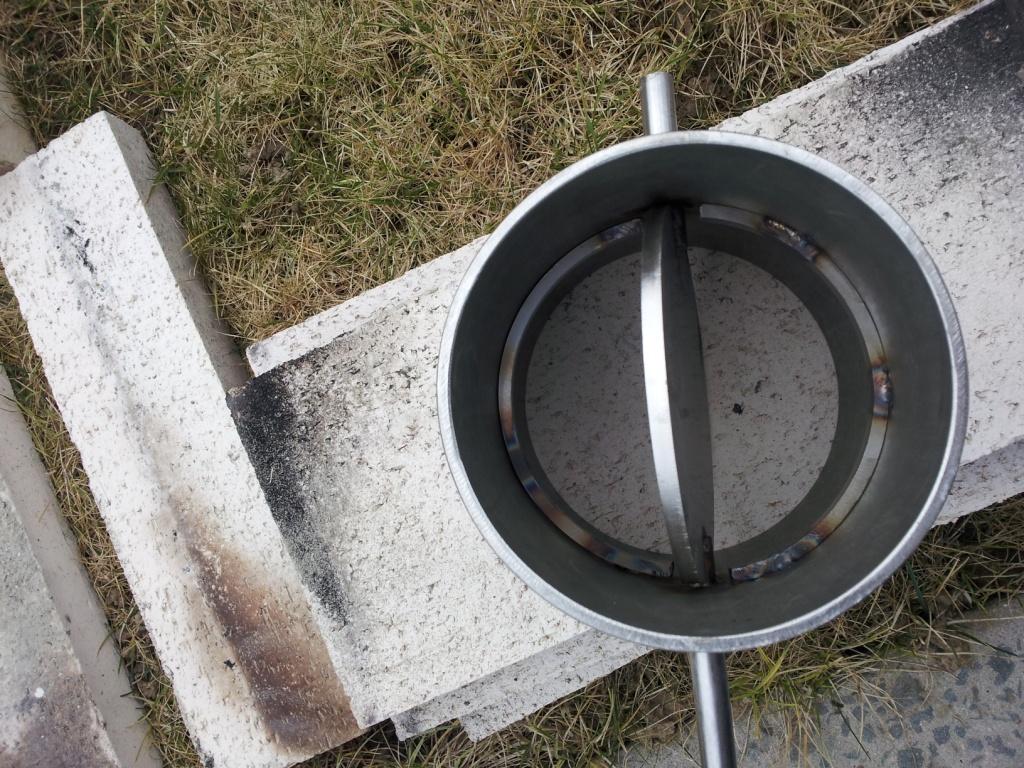 mich zwischendurch mal um die Klappe gekümmert,über und unter dem Klappenblech ein Anschlag,aus 2 Halbringen