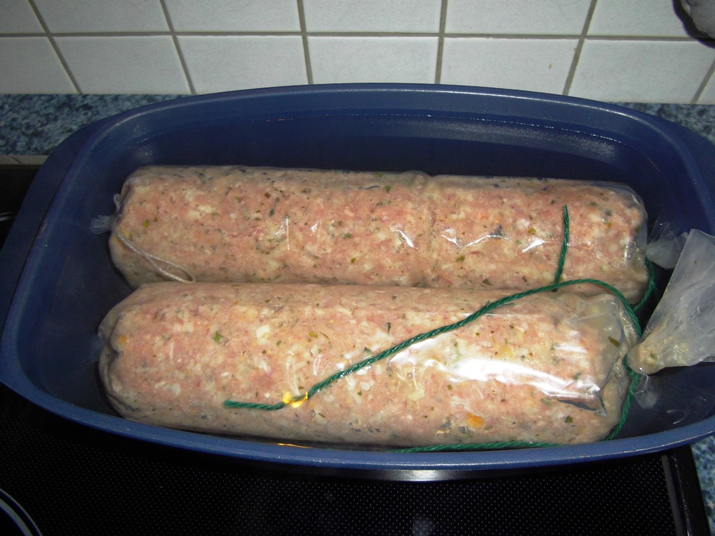 Die Würste beim Brühen