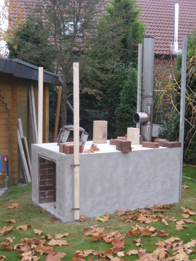 In der Bauphase. Vorbereiten des Backraumbaus.