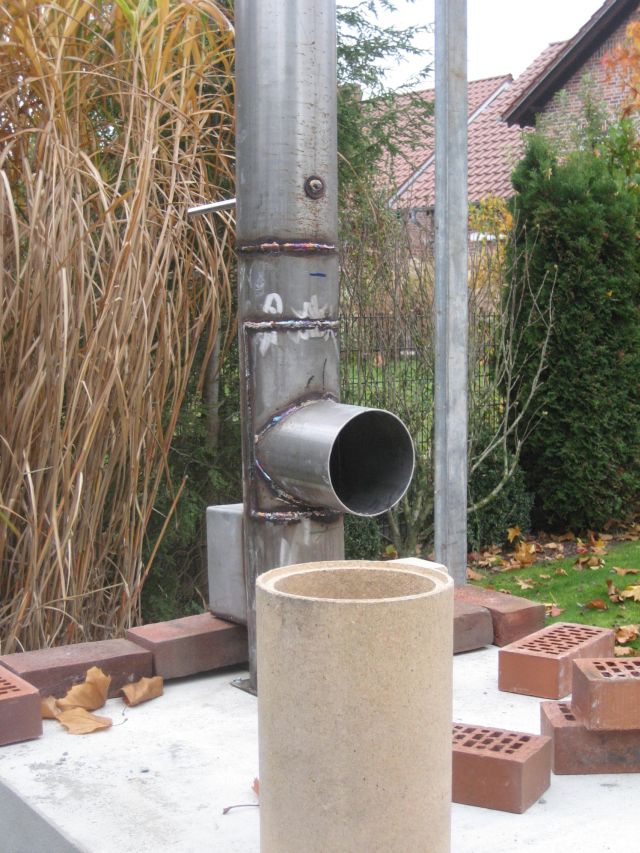 In der Bauphase. Das Abgasrohr im Kamin.