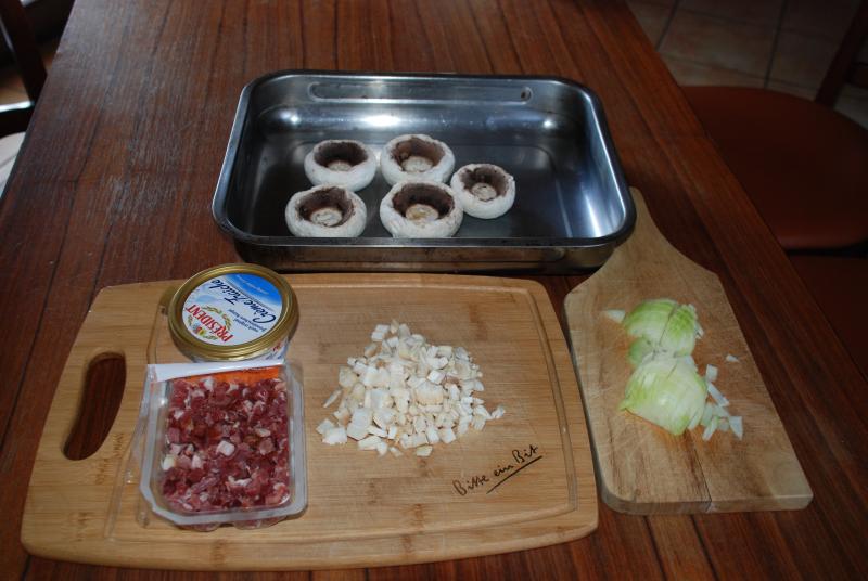 Zutaten für gefüllte Champingons, den Käse habe ich vergessen mit auszulegen.