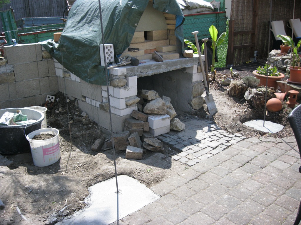 Das Fundament für die Pfeiler vom dach wurden betoniert.