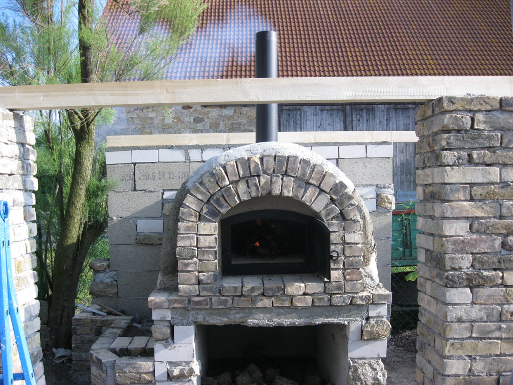 Das erste Feuer. der Schamottmörtel bindet erst bei einer bestimmten Temperatur ab.