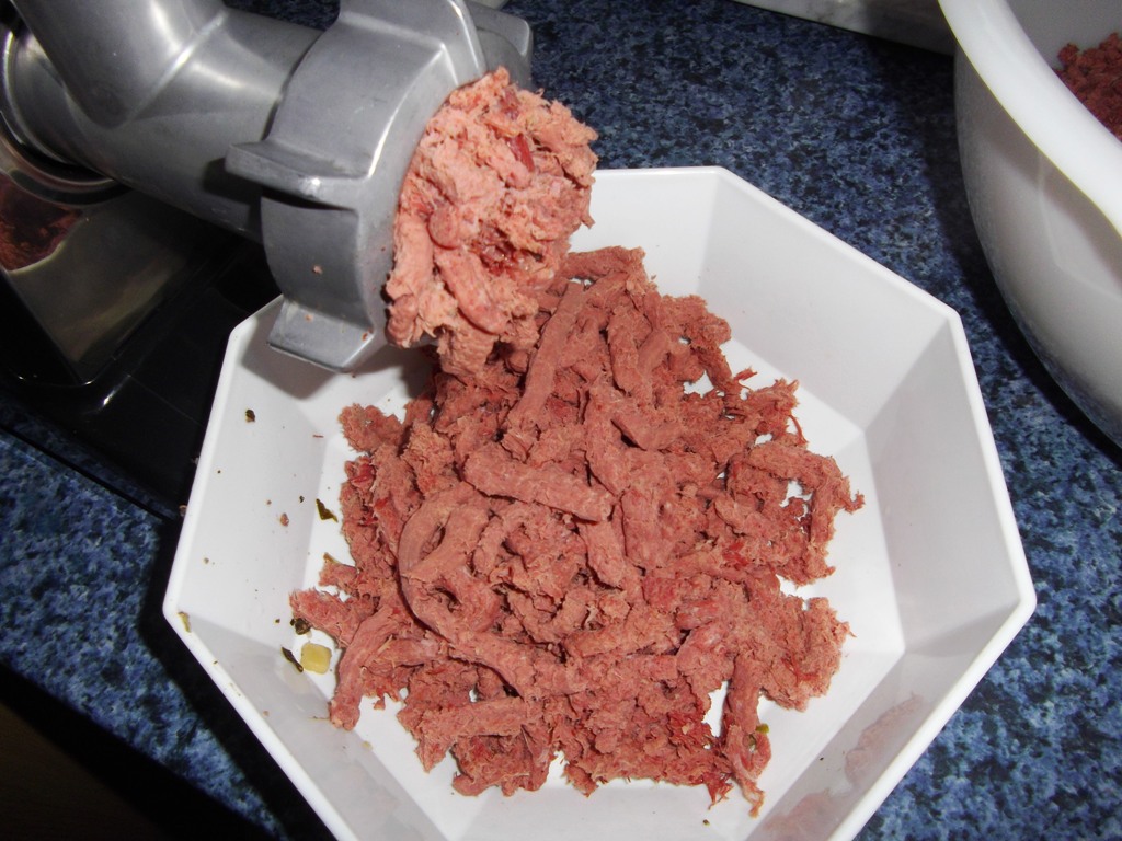 Andere Hälfte mit Kreuzmesser verkehrt<br />herum durch die 13mm Scheibe gewolft..