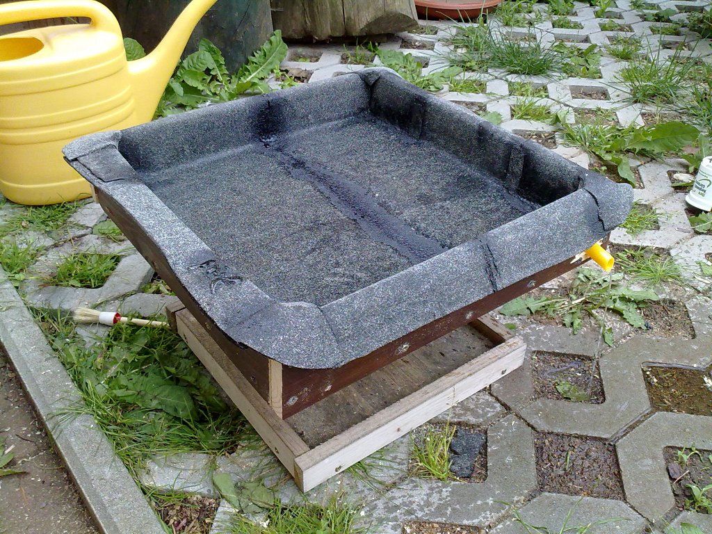 Unterkonstruktion aus Dachpappe. Da steckt einiges an Gefummel drin. Das nächste mal nehme ich eine Teichfolie oder so...