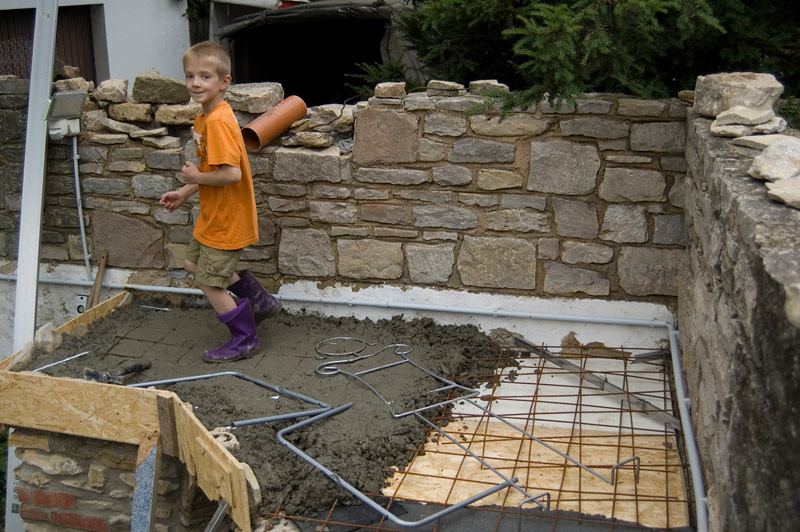 der kaum erdfeuchte Beton wird auch in der Fläche verdichtet