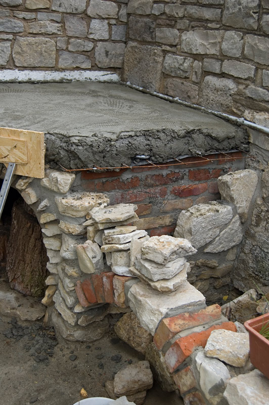 tja und an der Stelle geht es demnächst weiter - die Wand wird dann bis Höhe Betonplatte hochgezogen