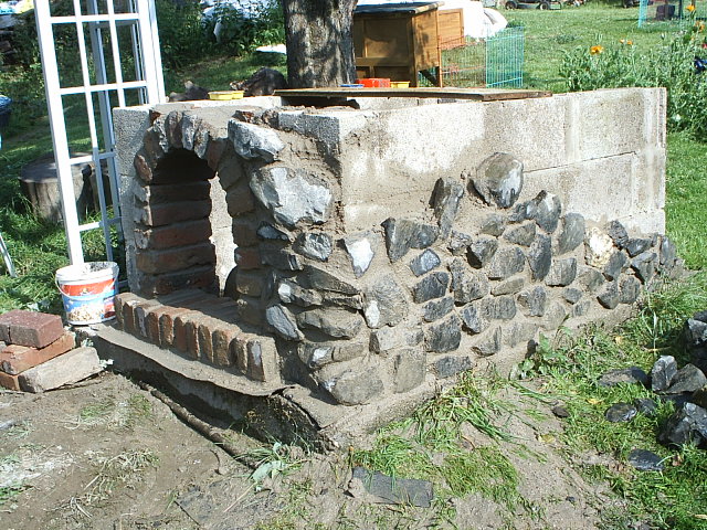 Schonmal angefangen mit den Basaltsteine zu Mauern!Was ne Qual.....