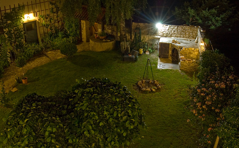Garten vorm Haus nachts von oben betrachtet