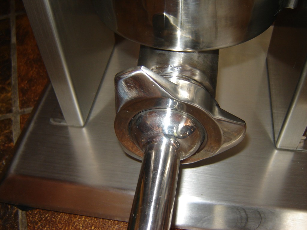 sehr massive Überwurfmutter -<br />Füllrohre aus dickwandigem Edelstahl (kein TB!)