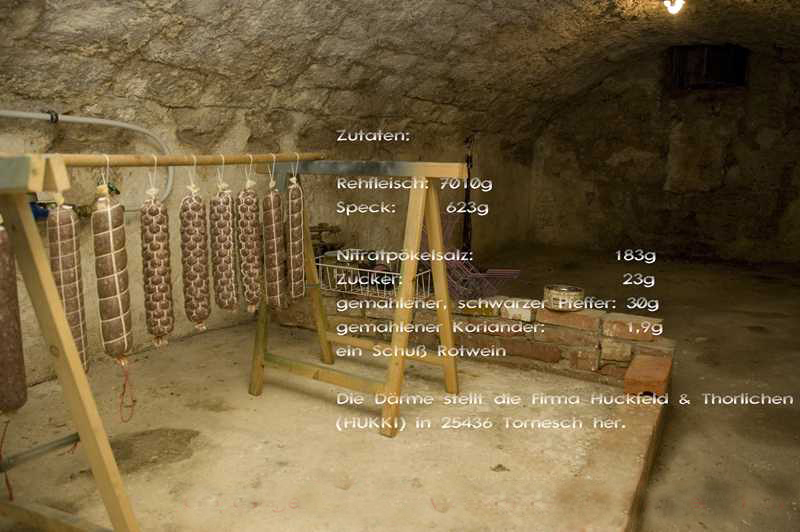 das waren meine ersten Wildsalamis - hängen auf dem Bild zum Reifen in unserem alten Gewölbekeller