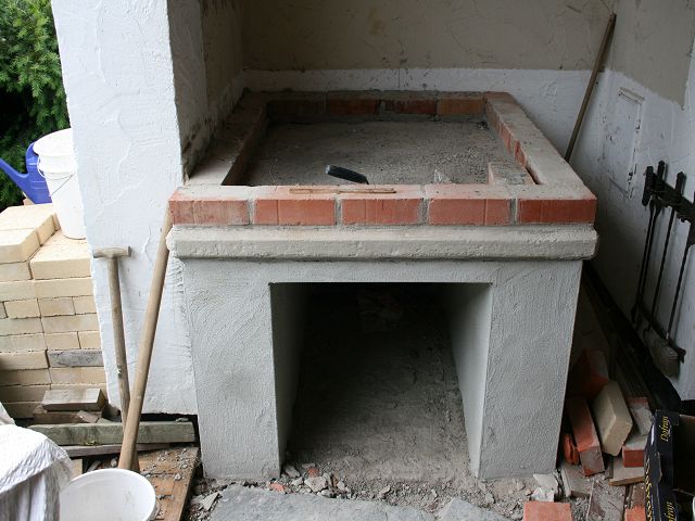 Unterbau - Betonplatte im Boden, betonierte "Füße". Stahlbetonplatte als Tisch