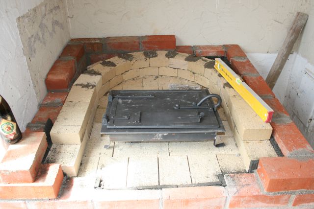 2 Reihen Backsteine, zwei Reihen Schamotte, unterer Schamottebackboden