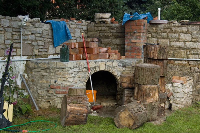 ein Haufen Holz vor der Hütte