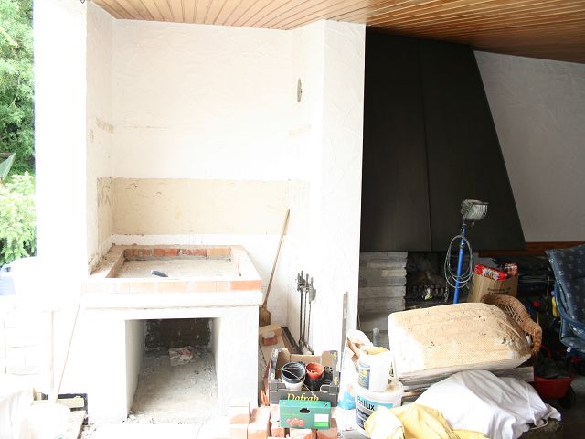 Rechts hinter der Sauerei ist der offene Kamin. Oben rechts in der Mauer ist das "Kaminloch".