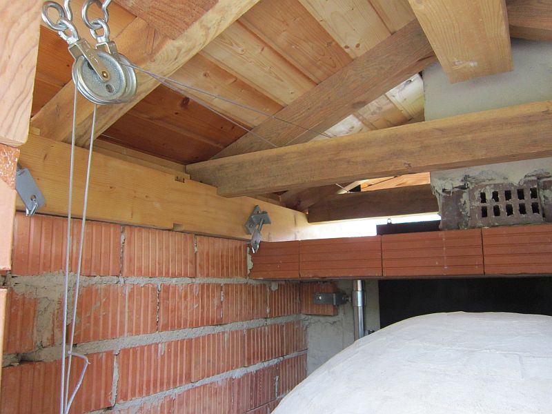 Seilrollen hinten mit Zugseil zum Öffnen der Tür